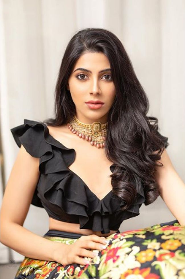 Nikki Tamboli Naughty Photoshoot Photogallery Page 12